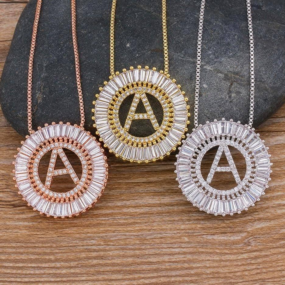 Colar Arco Letras Zircônia você encontra na Sua Boutique por apenas  ! Com Frete Grátis para todo Brasil, podendo parcelar em até 10X Sem Juros! Alé,m disso ganhe 10% OFF no PIX! 