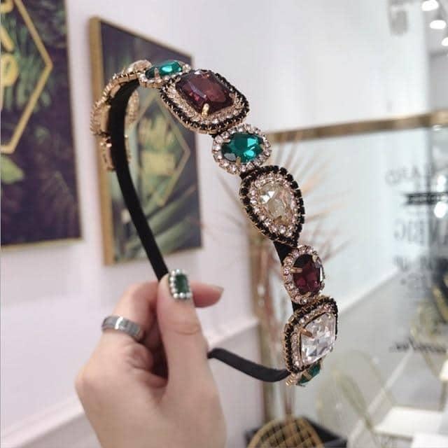 Tiara Pedras você encontra na Sua Boutique por apenas  ! Com Frete Grátis para todo Brasil, podendo parcelar em até 10X Sem Juros! Alé,m disso ganhe 10% OFF no PIX! 